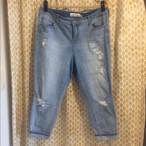 Frayed Lightwash Jean Capri